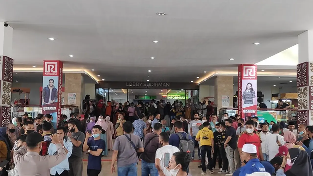 Ratusan pedagang STC Pekanbaru mogok berjualan karena kebijakan yang memberatkan dari pengelola.