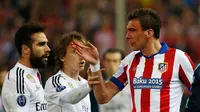 Bek Real Madrid Dani Carvajal diduga gigit bomber Atletico Madrid, Mario Mandzukic (Reuters / Juan Medina)