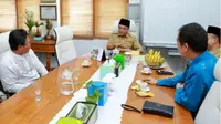 Bupati Anas berdiskusi tentang Pekan Olahraga Provinsi (Porprov) Jawa Timur yang akan diikuti Banyuwangi.