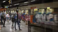 Penumpang menunggu kereta di stasiun kereta utama di Barcelona, Spanyol, Selasa (1/9/2020). Infeksi COVID-19 di Spanyol terus meningkat dengan kecepatan 7.000 kasus baru per hari, terutama di Ibu Kota. (AP Photo/Emilio Morenatti)