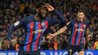 Pemain Barcelona, Franck Kessie melakukan selebrasi setelah mencetak gol kemenangan timnya ke gawang Real Madrid pada laga pekan ke-26 Liga Spanyol 2022/2023 di Camp Nou, Barcelona, Senin (20/03/2023). Blaugrana menang dengan skor 2-1 pada pertandingan yang bertajuk El Classico tersebut. (AFP/Lluis Gene)