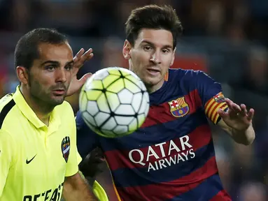 Penyerang Barcelona, Lionel Messi (kanan) berebut bola dengan gelandang Levante, Jose Antonio Garcia "Verza" Pada lanjutan Liga Spanyol di stadion Camp Nou, Senin (21/9/2015). Barcelona menang telak atas Levante dengan skor 4-1. (REUTERS/Susana Vera)