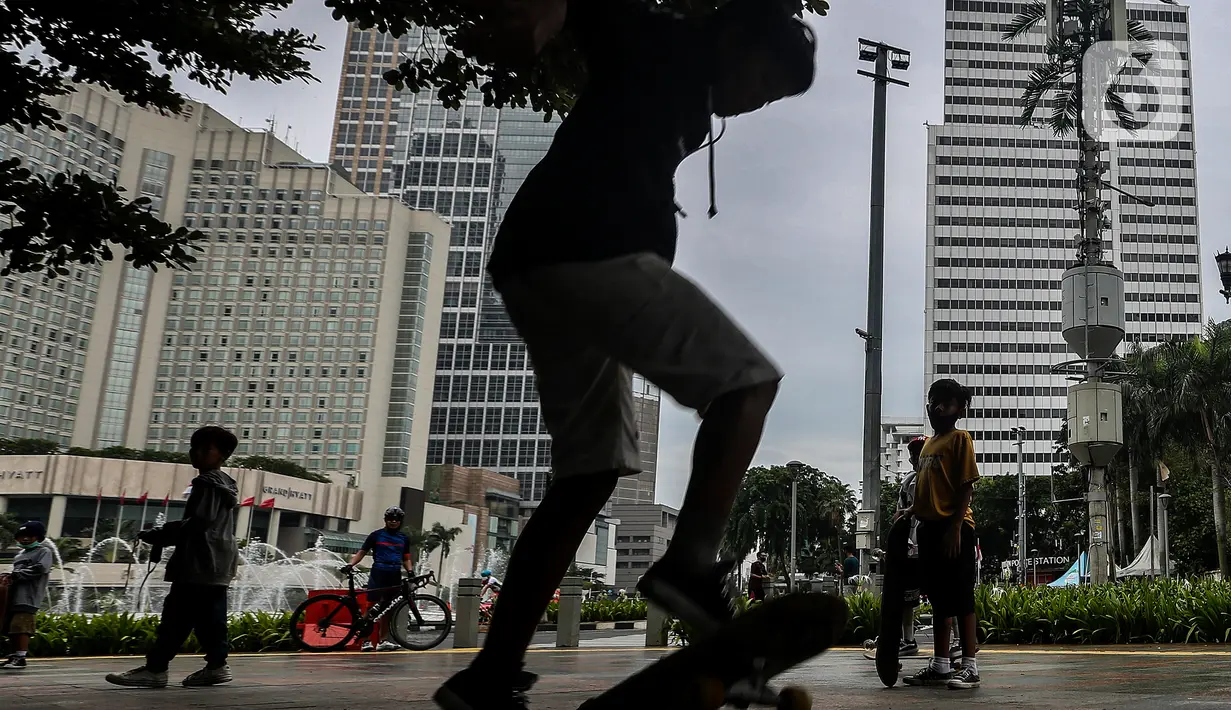 Warga beraktivitas pada masa PSBB transisi di kawasan Bundaran HI, Jakarta, Minggu (6/12/2020). Ikatan Dokter Indonesia (IDI) Jakarta meminta pembatasan sosial berskala besar (PSBB) kembali diperketat untuk mengantisipasi tren kasus Covid-19 yang terus melonjak di Ibu Kota (Liputan6.com/Johan Tallo)