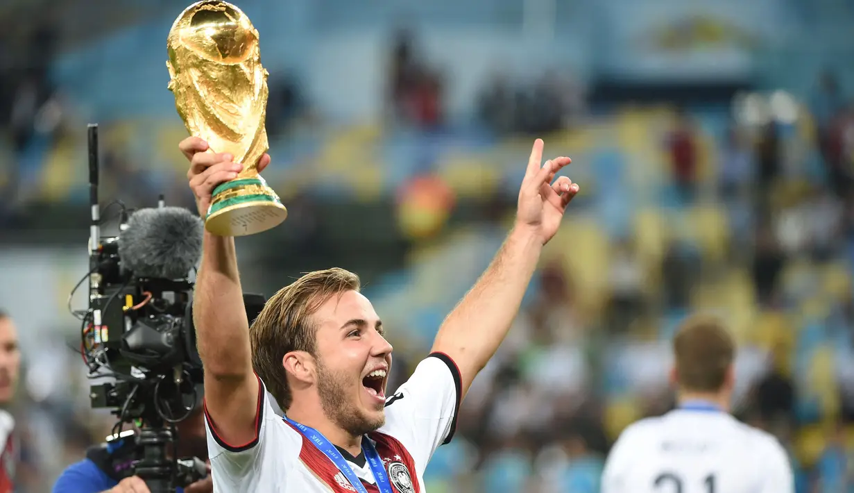 Mario Goetze menjadi salah satu bintang Timnas Jerman U-17 saat tampil pada Piala Dunia U-17 2009 di Nigeria. Meski tersingkir di babak 16 besar setelah takluk 3-4 dari Swiss, Mario Goetze sukses mengoleksi 3 gol sepanjang turnamen. Pada Piala Dunia 2014 di Brasil, Jerman tampil sebagai kampiun setelah mengalahkan Argentina 1-0 lewat gol tunggal Mario Goetze di babak perpanjangan waktu. (AFP/Patrik Stollarz)