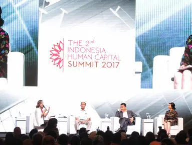 Sutradara Hollywood asal Indonesia Livi Zheng saat hadir menjadi pembicara dalam Forum Human Capital Indonesia (FHCI) di Jakarta, Kamis (9/11). FHCI ini akan berlangsung pada 9 dan 10 November 2017. (Liputan6.com/Faizal Fanani)
