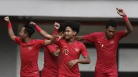 Pemain Timnas Indonesia U-19 merayakan gol yang dicetak Fajar Fathur Rcahman ke gawang Timnas Iran U-19 pada laga uji coba di Stadion Patriot Chandrabhaga, Bekasi, Sabtu (7/9). Indonesia kalah 2-4 atas Iran. (Bola.com/Yoppy Renato)