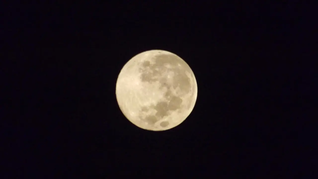 Cantiknya Bulan Purnama saat Malam Nisfu Sya'ban