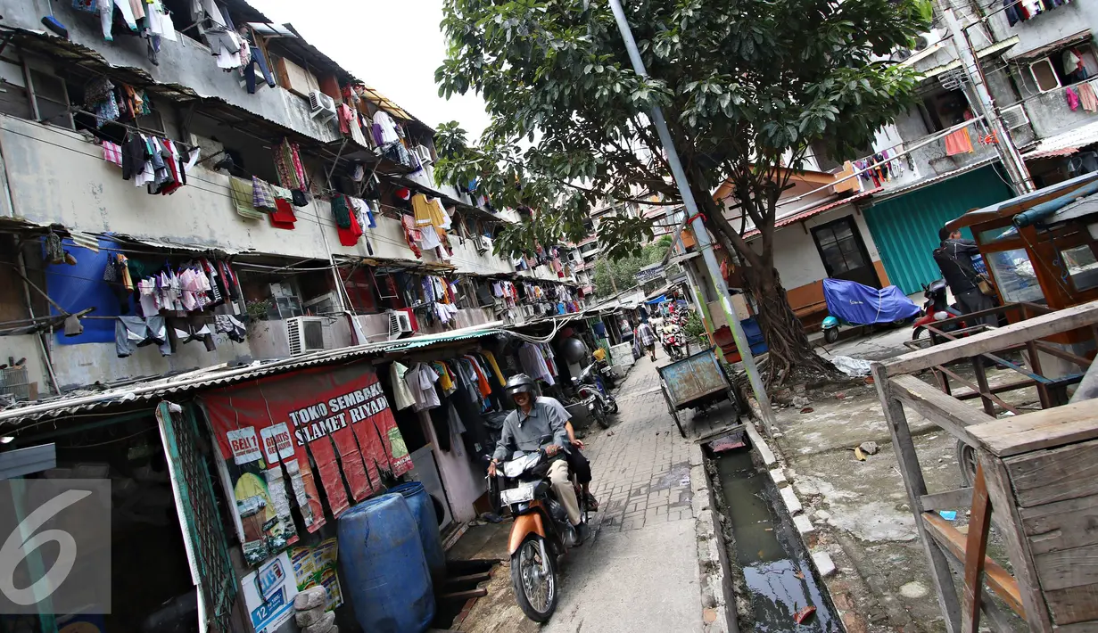 Pengendara melintas di Rusun Tanah Merah, Penjaringan, Jakarta Utara (29/3). Pemprov DKI menganggarkan Rp3 triliun untuk membangun rusun, baik pembangunan rusun baru, maupun untuk lanjutan pembangunan rusun tahun 2015. (Liputan6.com/Immanuel Antonius)
