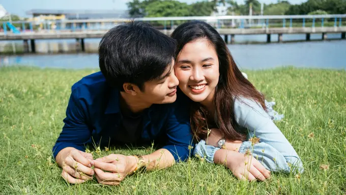 couple kencan bahagia