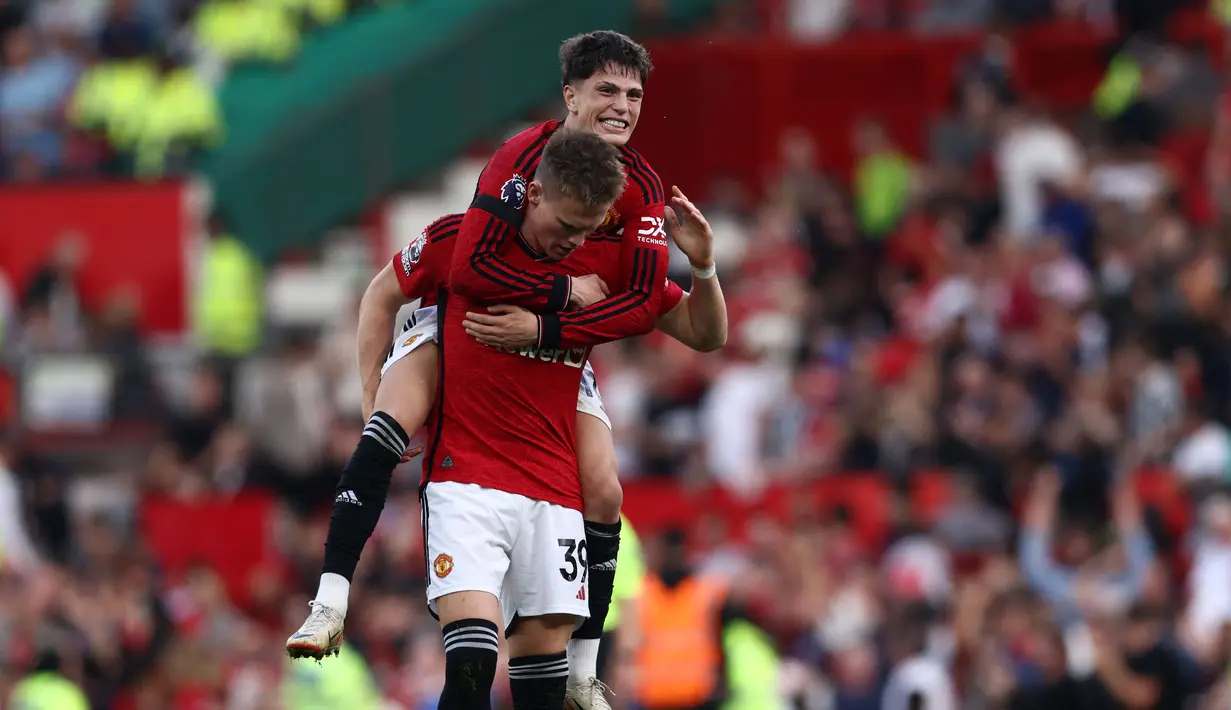 Ekspresi gembira pemain MU, Alejandro Garnacho (atas), sambil memeluk Scott McTominay, setelah pertandingan melawan Brentford dalam laga pekan kedelapan Liga Inggris 2023/2024 yang berlangsung di Old Trafford, Sabtu (8/10/2023). (AFP/Darren Staples)