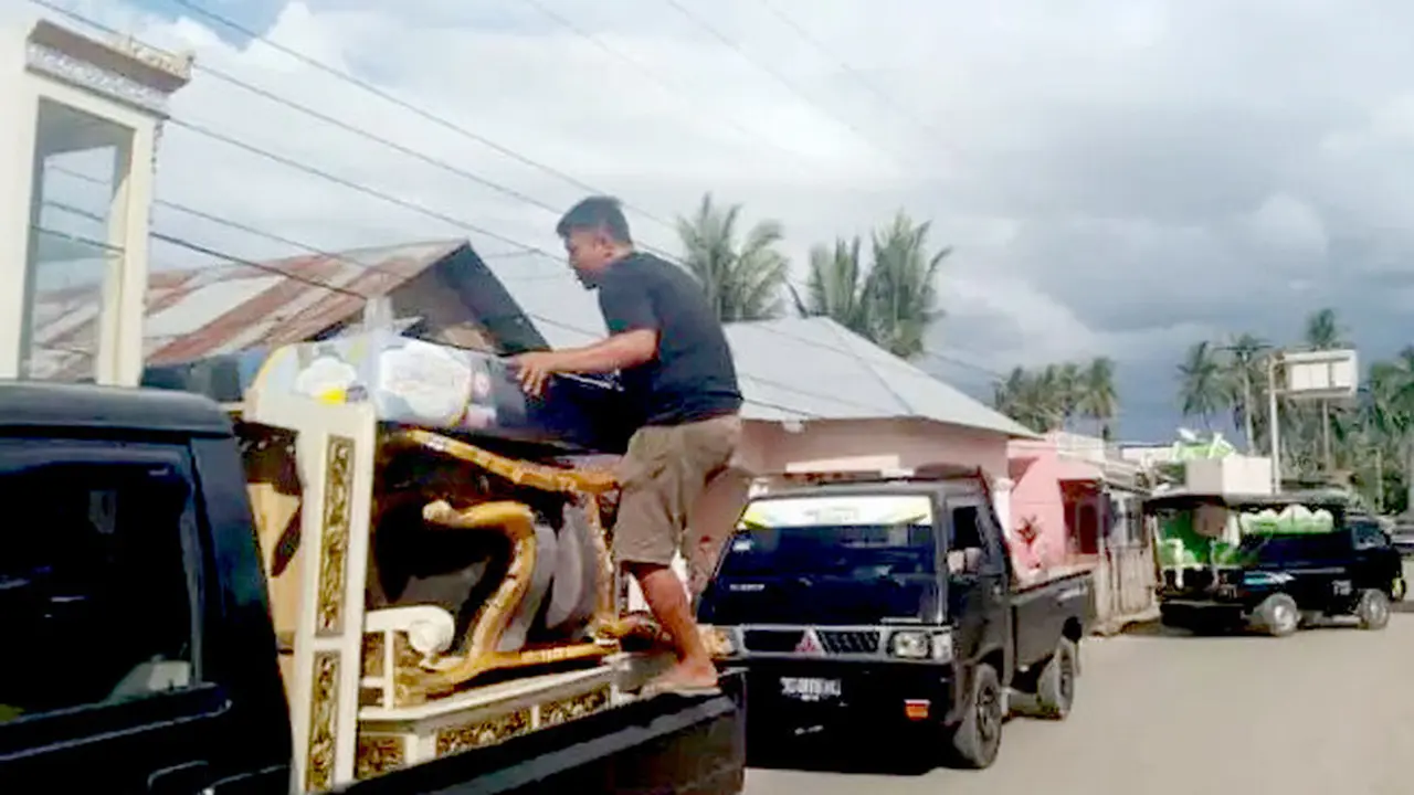 Salah satu warga saat mengangkut satu persatu barang sitaan dari rumah owner ke atas bak mobil. Foto:Istimewa (Arfandi/Liputan6.com)
