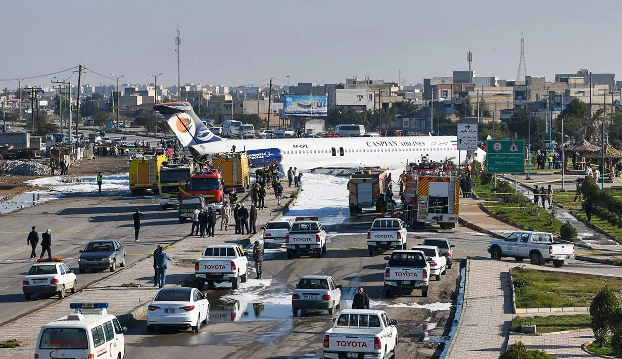 Pesawat penumpang Iran tergelincir dan keluar dari landasan saat akan mendarat di Kota Bandar-e Mahshahr, Iran (27/1/2020). Dalam kejadian tersebut seluruh penumpang beserta kru selamat. (MOSTAFA GHOLAMNEZAD / ISNA / AFP)
