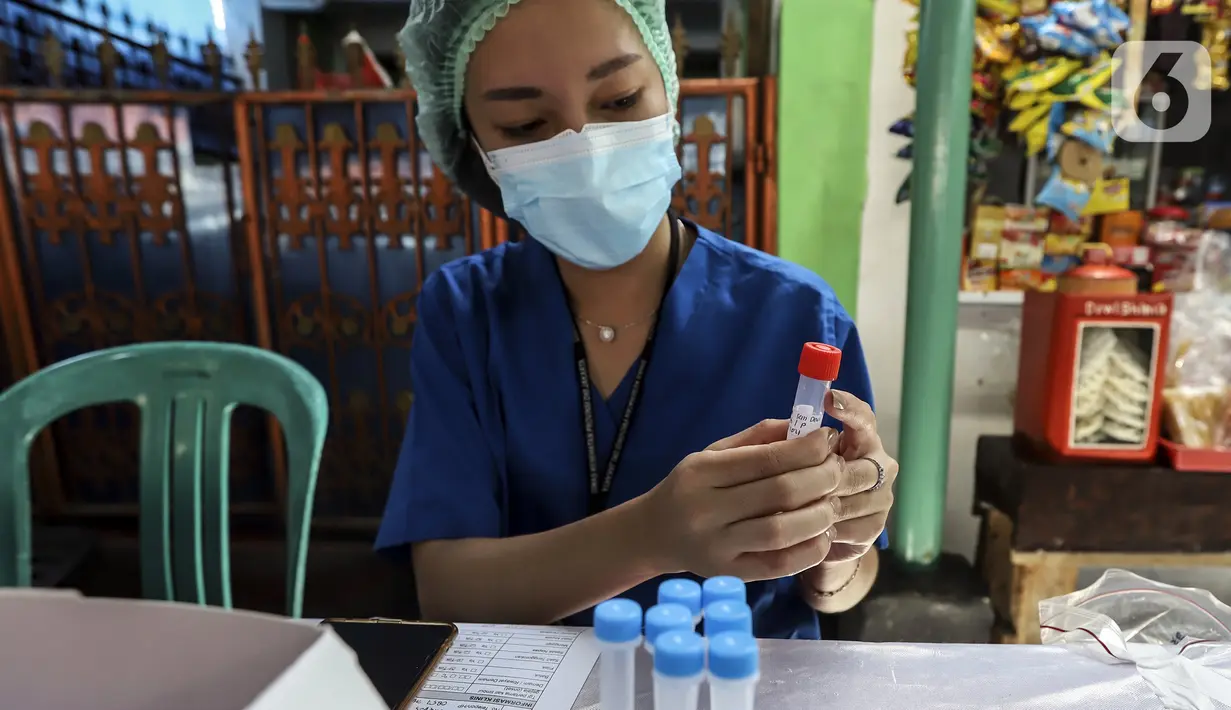 Tenaga kesehatan Puskesmas Kecamatan Menteng bersiap melakukan tes usap antigen dan PCR gratis saat Swab Seru Keliling di Masjid Jami Assuhaimiah, Kebon Sirih, Jakarta, Kamis (9/9/2021). Program ini diharapkan dapat memutus penularan COVID-19 dari pasien tanpa gejala. (Liputan6.com/Johan Tallo)