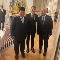 Prabowo dan putranya Didit Hediprasetyo temui Presiden Prancis Emmanuel Macron jelang pembukaan Olimpiade Paris 2024. (dok. Instagram @prabowo/https://www.instagram.com/p/C918QMgyyRi/)