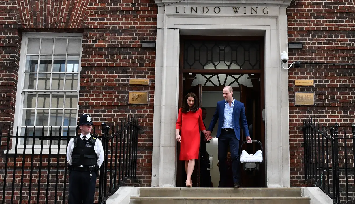 Pangeran William dan Kate Middleton terlihat bergandengan tangan saat meninggalkan Rumah Sakit St Mary's di London, Senin (23/4). William dan Kate memang dikenal sebagai pasangan Royal yang jarang sekali bergandengan di depan publik. (AFP/ Ben STANSALL)