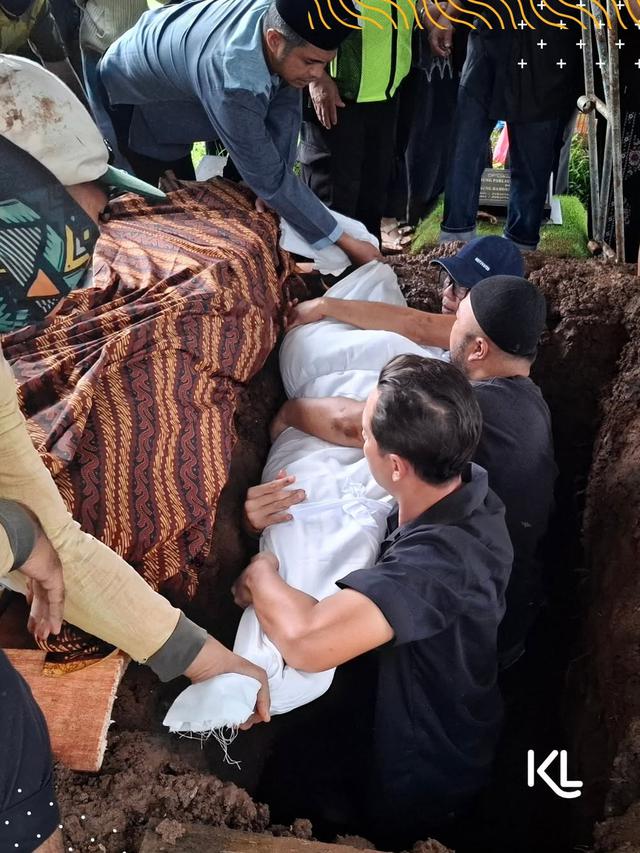 Pemakaman Ibu Ussy Sulistiawaty