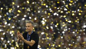 Pelatih PSG, Luis Enrique saat penyerahan trofi Liga Champions 2024/2025 setelah timnya berhasil mengalahkan Inter Milan dalam laga final yang berlangsung di Allianz Arena, Munchen, Jerman, Minggu (01/06/2025) dini hari WIB. (AFP/Odd Andersen)