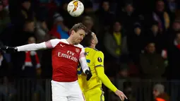 Duel udara bek Arsenal, Nacho Monreal dengan pemain BATE Borisov, Nemanja Milic pada leg pertama 32 besar Liga Europa di Borisov Arena, Kamis (14/2). Arsenal kalah dengan skor 0-1 saat bertandang ke markas Bate Borisov. (AP/Sergei Grits)