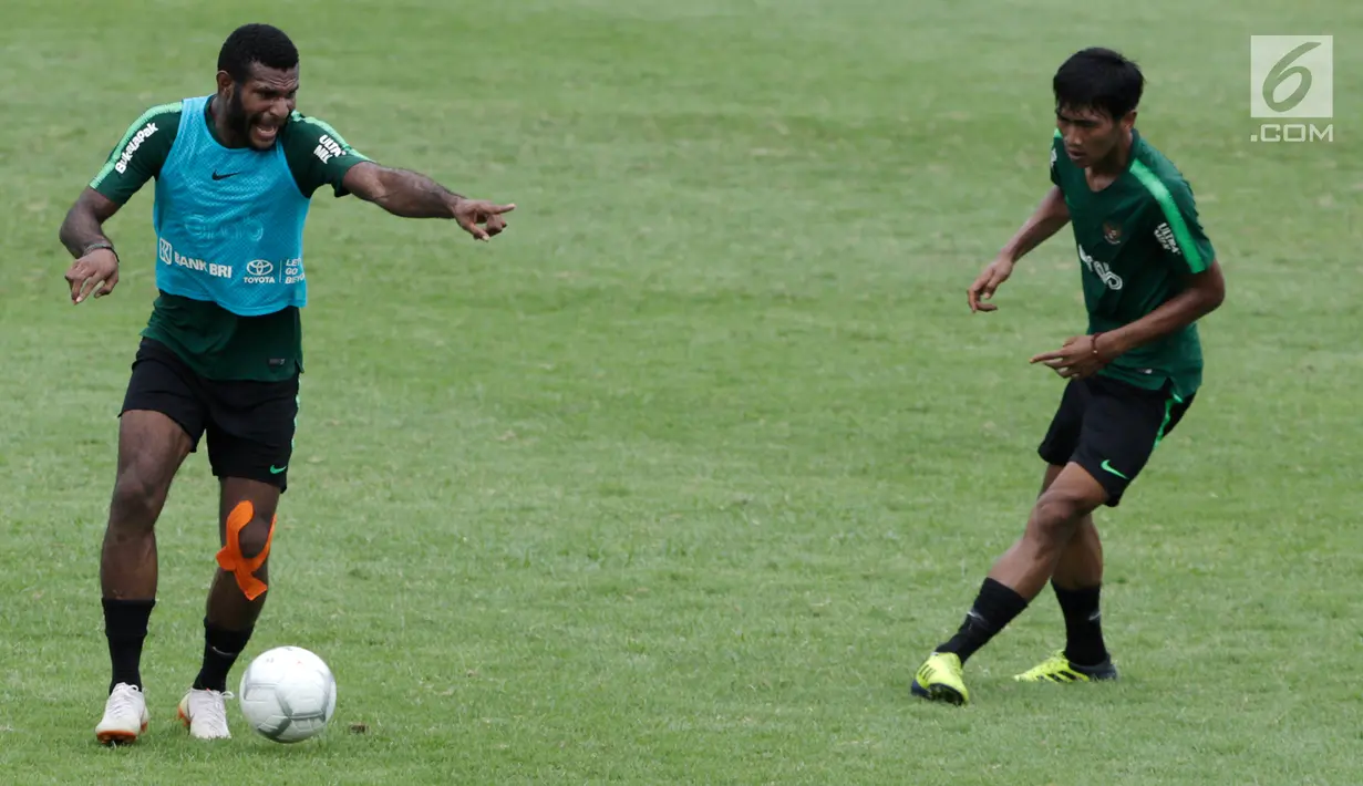 Pemain Timnas Indonesia U-22, Marinus Wanemar mengontrol bola saat latihan di Stadion Madya Senayan, Jakarta, Kamis (17/1). Latihan ini merupakan persiapan jelang Piala AFF U-22. (Bola.com/Yoppy Renato)