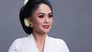 Nah, ada juga Yuni Shara yang cantik banget dengan kebaya putih dan sanggul adat Jawanya. Di hari kartini, Yuni mengunggah foto berkebaya dan menuliskan kalimat panjang yang berkaitan dengan hari Kartini. (Instagram)