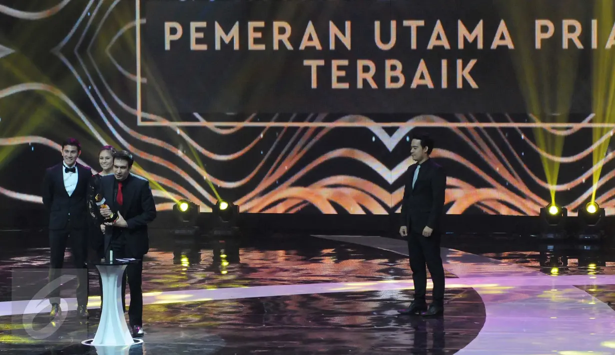 Produser film, Manoj Punjabi saat menggantikan aktor Fedi Nuril yang tak bisa hadir untuk menerima penghargaan Pemeran Utama Aktor Terbaik di Indonesia Box Office Movie Awards (IBOMA) 2016, Jakarta, Kamis (17/3).(Liputan6.com/Helmi Afandi)