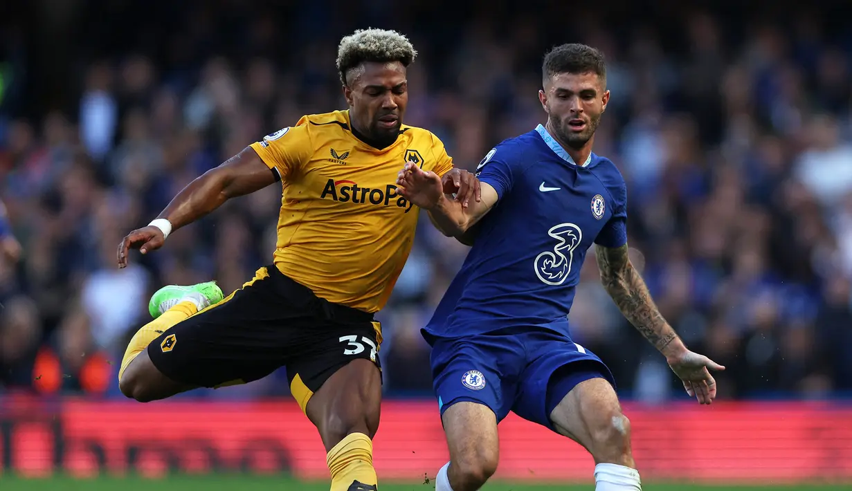 Adama Traore. Sayap kanan Spanyol berusia 26 tahun yang didatangkan Wolverhampton Wanderers dari Middlesbrough pada awal musim 2018/2019 ini sempat dipinjamkan ke Barcelona pada tengah musim 2021/2022. Saat kembali membela Wolves pada awal musim 2022/2023, ia hanya mendapat sedikit menit bermain di bawah pelatih Bruno Lage. Namun usai Bruno Lage dipecat pada awal Oktober 2022 dan digantkan Steve Davis, Adama Traore dipercaya untuk mengisi skuad utama di posisi penyerang sayap. (AFP/Adrian Dennis)