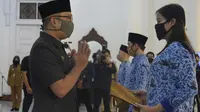 Gubernur Jawa Barat Ridwan Kamil saat melantik dan mengambil sumpah/janji Pegawai Negeri Sipil (PNS) via video conference di Gedung Pakuan, Kota Bandung, Selasa (21/4/20). (Humas Jabar)