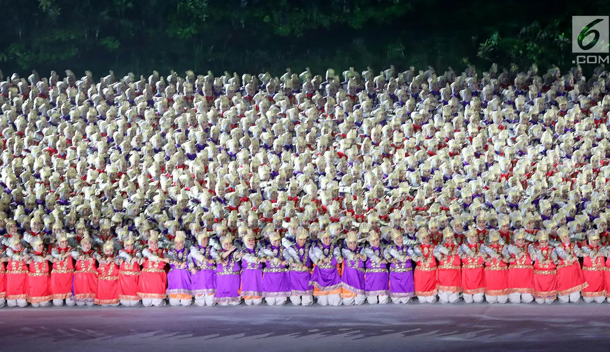 Penari menampilkan tari Ratoeh Jaroe dari Aceh pada pembukaan Asian Games 2018 di Stadion Gelora Bung Karno, Jakarta, (18/8). Nyanyian tari yang berjudul Assalamualaikum itu menandai dimulainya upacara pembukaan Asian Games. (Liputan6.com/ Fery Pradolo)