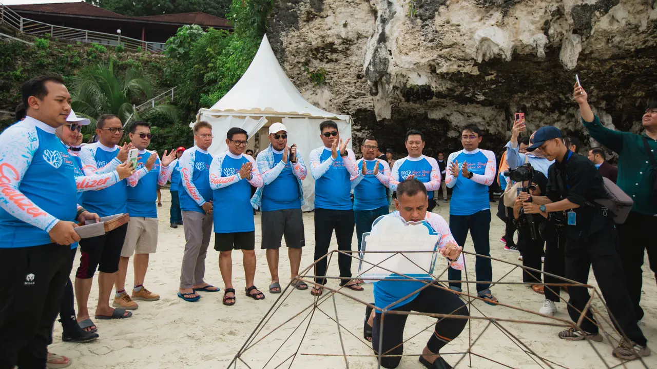 Dalam upaya menjaga dan meningkatkan keanekaragaman hayati serta ekosistem perairan, PT Pupuk Kalimantan Timur (Pupuk Kaltim) mengambil langkah konkret