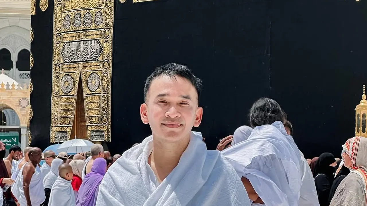 Ruben Onsu di Depan Ka'bah (Foto: Instagram @ruben_onsu)