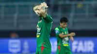 Pemain Persebaya Surabaya, Milos Raickovic, tampak kecewa setelah ditaklukkan Madura United pada lanjutan BRI Super League 2025/2026 di Stadion Gelora Bung Tomo Jumat (17/4/2026). (Bola.com/M Iqbal Ichsan)