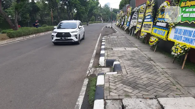 Karangan bunga untuk Ratu Elizabeth II di depan Kantor Kedubes Inggris Jakarta, Senin (9/12/2022)