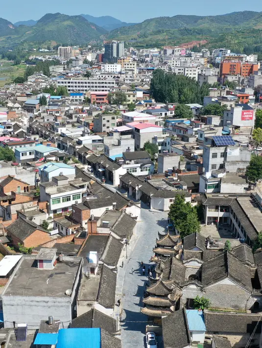 Pemandangan sebuah jalan kuno di Kota Jingziguan, Wilayah Xichuan, Provinsi Henan, China tengah (25/8/2020). Kota Jingziguan terletak di perbatasan provinsi Henan, Hubei, dan Shaanxi. (Xinhua/Feng Dapeng)