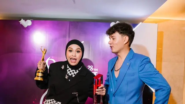 Gaya Salma Salsabil di AMI Awards 2025, Polkadot Modern dan Cropped Blazer yang Mencuri Perhatian