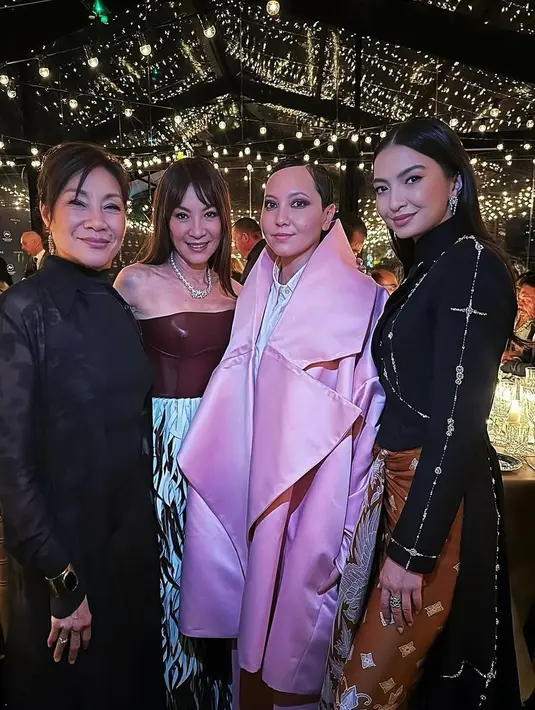 Bersama Michelle Yeoh Raline tampak stunning dengan rambut terurainya. Gaya hair tuck  modern membuat tampilan wajahnya begitu sempurna.  [Foto: Instagram/ RalineShah]