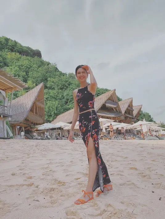 Liburan di pantai menjadi alternatif Mikha Tambayong melepas penat. Dari foto liburan di pantai, Mikha Tambayong sangat menawan dengan tubuh rampingnya. Banyak warganet terpesona dengan tubuh ideal yang dimiliki kekasih Deva Mahendra. Tak ayal banyak yang terpesona dengan Mikha. (Liputan6.com/IG/@miktambayong)