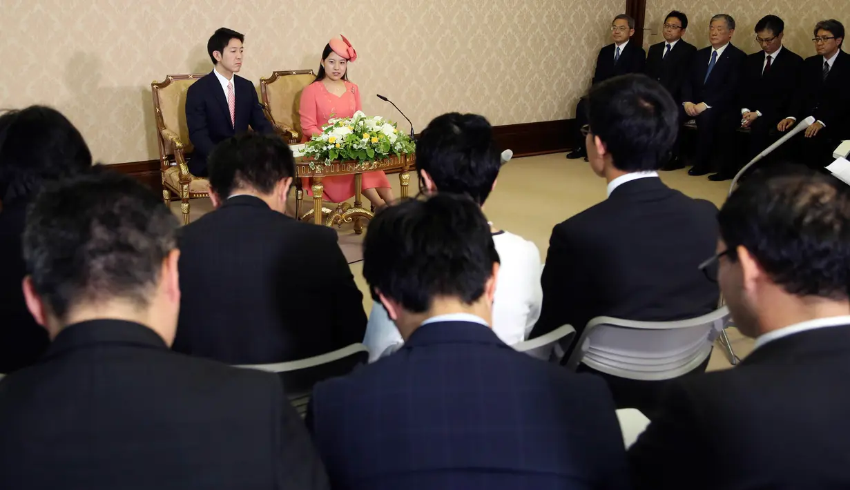 Putri Jepang Ayako bersama calon suaminya, Kei Moriya dalam konferensi pers pertunangan mereka di Tokyo, Senin (2/7). Ayako menjadi putri kedua, setelah sang kakak Putri Noriko, yang harus merelakan gelar kebangsawanan demi cinta. (AP/Koji Sasahara, Pool)