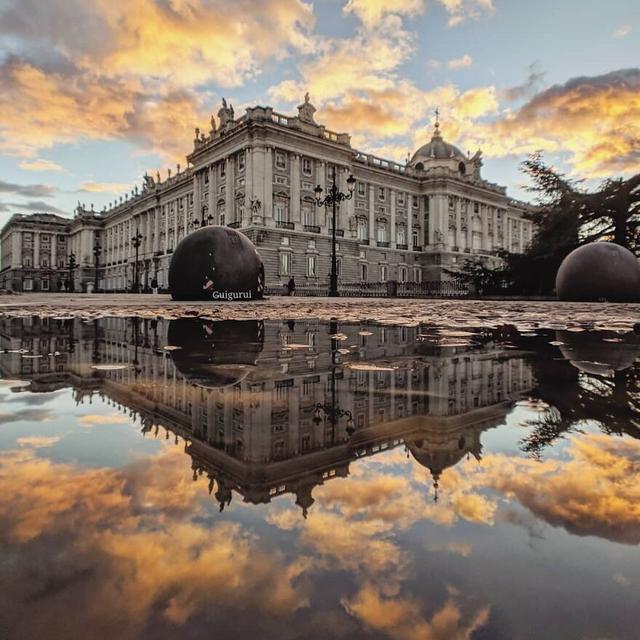 8 Jepretan Suasana Kota di Genangan Air Ini Unik, Terlihat Bak Lukisan