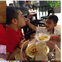 Berkah dirasakan oleh penyanyi Nassar dalam lebaran tahun ini. Keceriaan sangat terlihat, saat anak-anaknya beserta mantan istri, Musdalifah berkunjung ke rumah orangtuanya. Keharuan terlihat dari pertemuan mantan suami istri itu. (Instagram/kingnassar88)