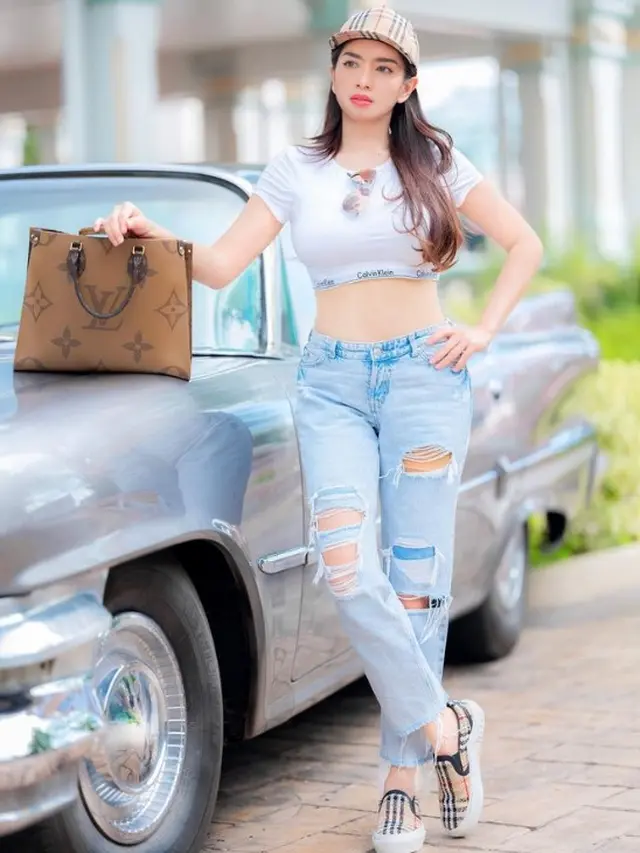 Angel Karamoy kenakan jeans (Instagram/realangelkaramoy)