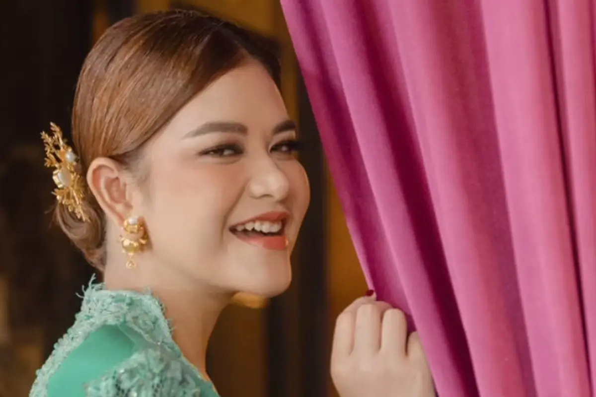 Kahiyang Ayu Dibalut Kebaya Hijau Saat Hari Kartini