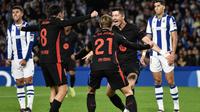 Penyerang Barcelona asal Polandia #09, Robert Lewandowski (kanan), merayakan gol yang kemudian dianulir dalam pertandingan liga Spanyol antara Real Sociedad dan FC Barcelona di stadion Anoeta di San Sebastian, Senin dini hari WIB (11/11/2024). (ANDER GILLENEA/AFP)
