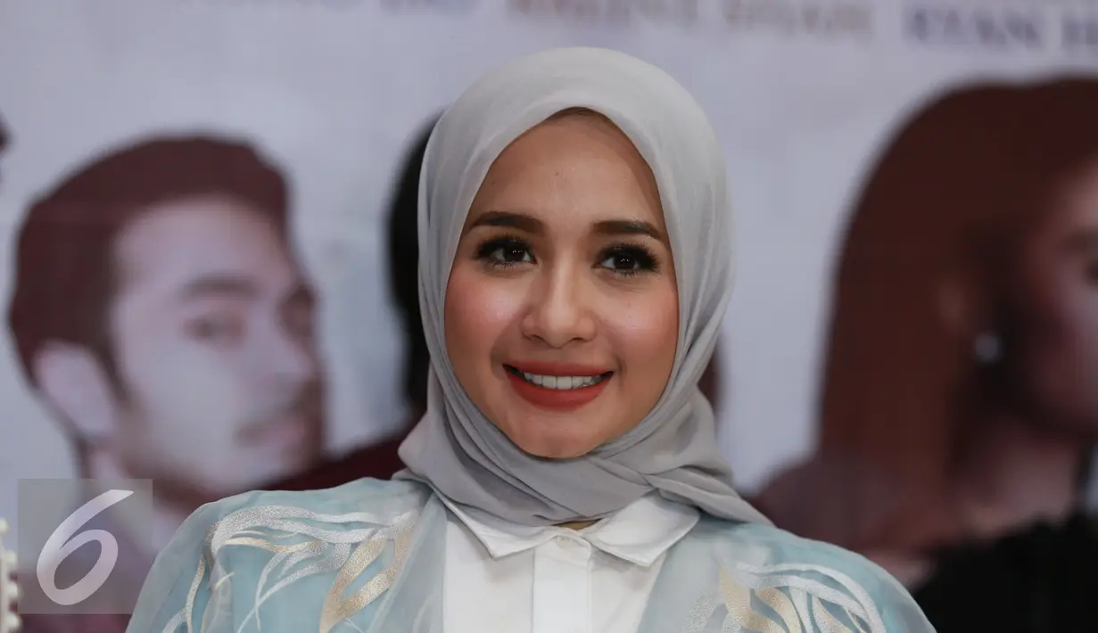 Aktris Laudya Cynthia Bella saat jumpa press original soundtrack "Surga Yang Tak Dirindukan 2" di kawasan Kemang, Jakarta, Jumat (27/1). (Liputan6.com/Herman Zakharia)