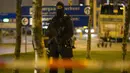 Seorang pasukan bersenjata berjaga di area Bandara Internasional Schiphol, Amsterdam, yang ditutup menyusul ancaman bom, Selasa (12/4).  Pihak kepolisian menangkap seorang pria dengan perilaku mencurigakan terkait ancaman bom. (Michel van Bergen/ANP/AFP)