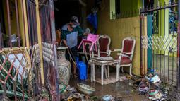 Warga membersihkan lumpur dan sampah usai hujan deras yang dibawa Topan Goni memicu terjadinya banjir di Provinsi Batangas, Filipina, 2 November 2020. Hingga 2 November 2020, jumlah korban jiwa akibat Topan Goni yang melanda bagian selatan Luzon bertambah menjadi 16 orang. (Xinhua/Rouelle Umali)
