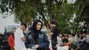 Motoran di Aceh, Sintya Marisca pakai jaket biru grafis dengan kerudung dan inner hitam [@sintyamarisca]