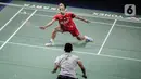 Pebulu tangkis Anthony Sinisuka Ginting mengembalikan kok ke arah pebulu tangkis Tommy Sugiarto saat tampil pada babak pertama Indonesia Open 2022 di Istora Senayan, Jakarta, Senin (14/6/2022). Anthony Sinisuka Ginting melaju ke babak selanjutnya setelah menang dua gim langsung 21-17, 22-20. (Liputan6.com/Faizal Fanani)