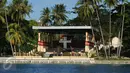 Sebuah salib besar terlihat di bibir Pulau Mansinam, Manokwari, Papua Barat, Senin (15/8). Salib itu merupakan lokasi Ottow dan Geissler untuk pertama kalinya mendarat di pula ini. (Liputan6.com/HelmiFithriansyah)
