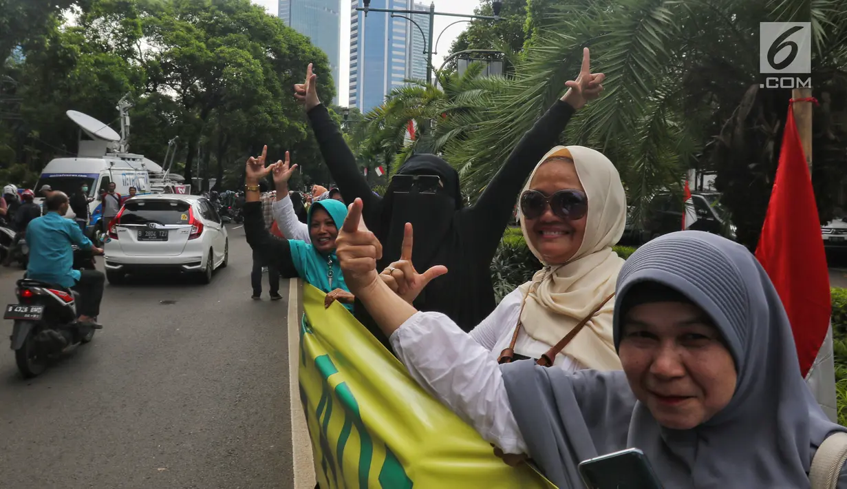 Sejumlah relawan dan emak-emak militan 02 menggelar aksi di depan gedung KPU, Jakarta, Sabtu (4/5/2019). Dalam aksinya Massa membentangkan spanduk panjang bertuliskan 'Prabowo Presiden' dan menjaga persatuan dan kesatuan bangsa. (Liputan6.com/Johan Tallo)
