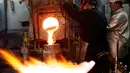 Pekerja melakukan proses peleburan emas saat pembuatan emas batangan 99,99 murni di pabrik logam mulia Krastsvetmet, Rusia, 24 Oktober 2016. Krastsvetmet merupakan salah satu produsen terbesar di dunia dalam industri logam mulia (Reuters/Ilya Naymushin)